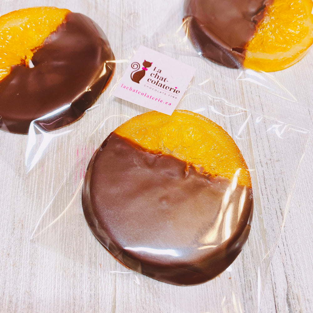 Tranche d'orange confite trempée dans le chocolat noir